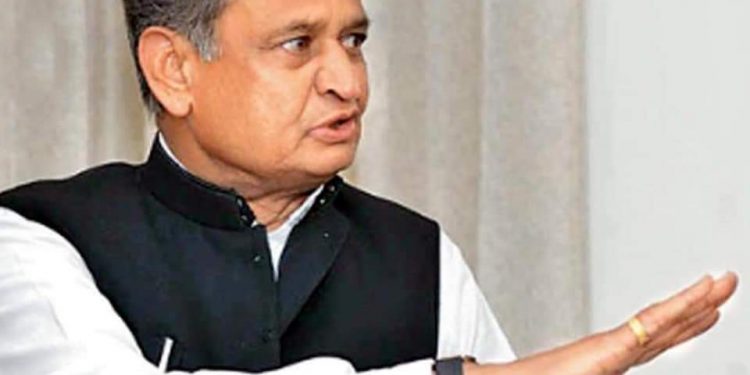 29 दिसंबर को मंत्रिमंडल की बैठक खत्म होने के मात्र आधा घंटे बाद ही कोरोना को लेकर सरकार की गाइडलाइन जारी हो गई। क्या मंत्रियों के साथ संवाद दिखावा था