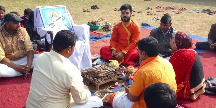 गीता जयंती एवं वैदिक परंपरानुसार अर्द्धवार्षिक परीक्षा पूर्व  लक्ष्य भेदी यज्ञ का आयोजन किया गया