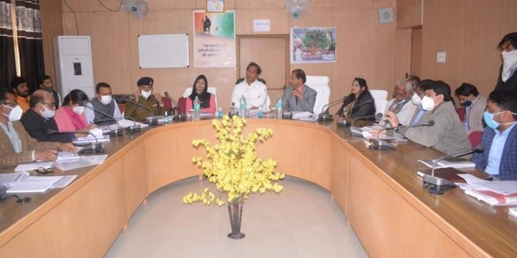 सहयोग व समन्वय से कार्य करें – जिला प्रभारी मंत्री