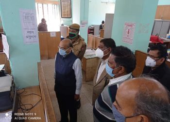 जिला कलक्टर ने कलक्ट्रेट में विभिन्न अनुभागों का किया निरीक्षण