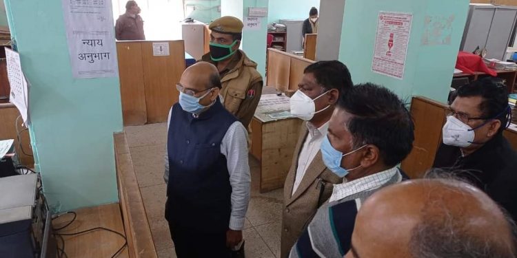 जिला कलक्टर ने कलक्ट्रेट में विभिन्न अनुभागों का किया निरीक्षण