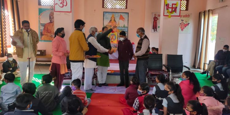 स्वामी विवेकानंद  की जयंती को राष्ट्रीय युवा दिवस के रूप में विद्यालय की 22 प्रतिभाओं के साथ प्रान्त में प्रथम रही बहिन प्रिया मेहता का किया अद्भुत सम्मान