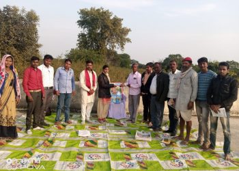 राजस्थान वनवासी कल्याण परिषद मनोहर थाना   पैसों की वजह से पढ़ाई करने में आ रही थी समस्या सहयोग के लिए आगे आए  राजस्थान वनवासी कल्याण परिषद के सहयोगी कार्यकर्ता