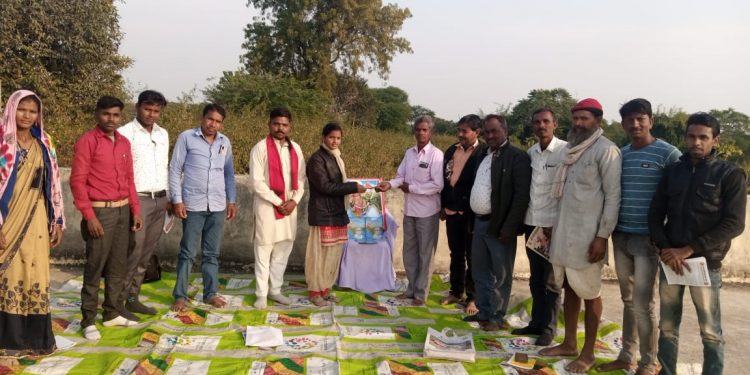 राजस्थान वनवासी कल्याण परिषद मनोहर थाना   पैसों की वजह से पढ़ाई करने में आ रही थी समस्या सहयोग के लिए आगे आए  राजस्थान वनवासी कल्याण परिषद के सहयोगी कार्यकर्ता