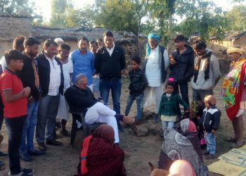 छबडा विधायक व पूर्व मंत्री प्रतापसिंह सिंघवी ने आज ग्राम पंचायत पाली के हिंगलोट गांव मे बुधवार को सुबह महानरेगा तालाब खुदाई के दौरान अचानक गस्त खाकर गिरने से मृतक श्रीकिशन नाथ के घर पर पंहुचकर शोक संतृप्त परिवार को ढांढस बंधाया एवं मृतक के प्रति संवेदना व्यक्त की।