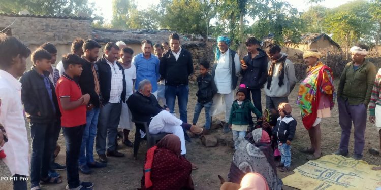 छबडा विधायक व पूर्व मंत्री प्रतापसिंह सिंघवी ने आज ग्राम पंचायत पाली के हिंगलोट गांव मे बुधवार को सुबह महानरेगा तालाब खुदाई के दौरान अचानक गस्त खाकर गिरने से मृतक श्रीकिशन नाथ के घर पर पंहुचकर शोक संतृप्त परिवार को ढांढस बंधाया एवं मृतक के प्रति संवेदना व्यक्त की।