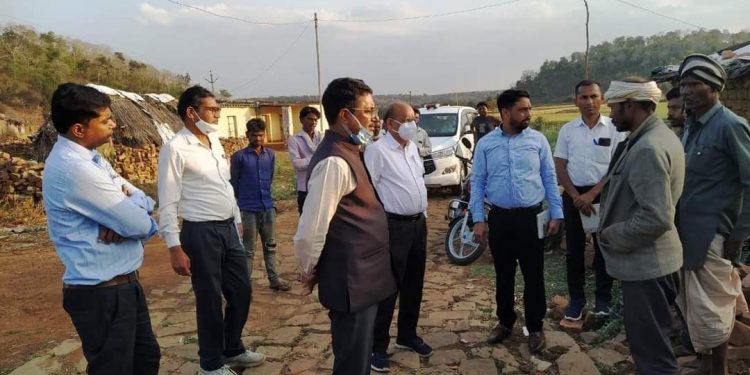 जिला कलक्टर व पुलिस अधीक्षक ने कोटड़ा ग्राम का दौरा