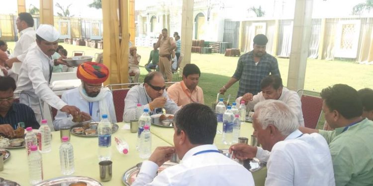 पूर्व विधायक करण सिंह राठौड़ ने गोविंद सिंह डोटासरा से खाद्य सुरक्षा से वंचित₹ कई गरीब परिवारों का नाम जुड़वाने  के लिए पोर्टल को शुरू कराने का किया अनुरोध