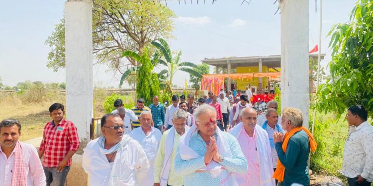 छबडा विधायक व पूर्व मंत्री विधायक प्रतापसिंह सिंघवी आज ग्राम पंचायत मुण्डला के ग्राम खेडी, शेखापुर, व मुण्डला मे पंहुचे तो अपार जन समूह के साथ गावं वालो ने विधायक सिंघवी का भव्य स्वागत किया