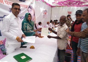 प्रशासन गांवो के संग अभियान पछाड़ में पूर्व विधायक  राठौड़ को  पछाड़ के  बिजली पवार प्लांट में अतिक्रमण की गई अवेध जमीन को मुक्त कराने को लेकर ग्रामीणों ने दिया ज्ञापन