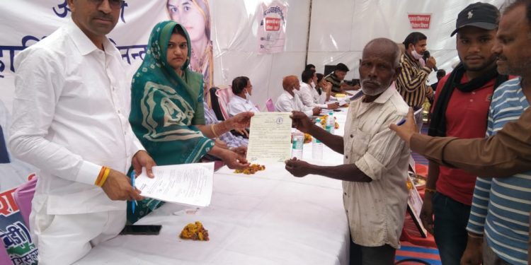 प्रशासन गांवो के संग अभियान पछाड़ में पूर्व विधायक  राठौड़ को  पछाड़ के  बिजली पवार प्लांट में अतिक्रमण की गई अवेध जमीन को मुक्त कराने को लेकर ग्रामीणों ने दिया ज्ञापन