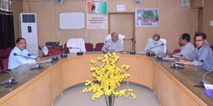 आवश्यक सेवाओं संबंधी साप्ताहिक बैठक आयोजित बारां, 2 मई। जिला कलक्टर नरेन्द्र गुप्ता की अध्यक्षता में आवश्यक सेवाओं संबंधी साप्ताहिक बैठक आयोजित हुई।