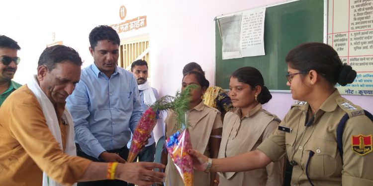 महिला पुलिस कांस्टेबल ने अपना दूध पिलाकर बचाई ढाई माह की मासूम बच्ची की जान