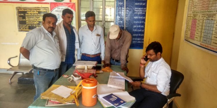 प्रधान हरिओम नगर ने किया कार्यालयो का औचक निरीक्षण दो विधालयो एवं एक स्वास्थ्य केंद्र पर लगा मिला ताला