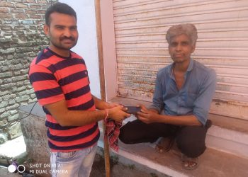 मजदूरी करने वाले व्यक्ति ने दिया ईमानदारी का परिचय।