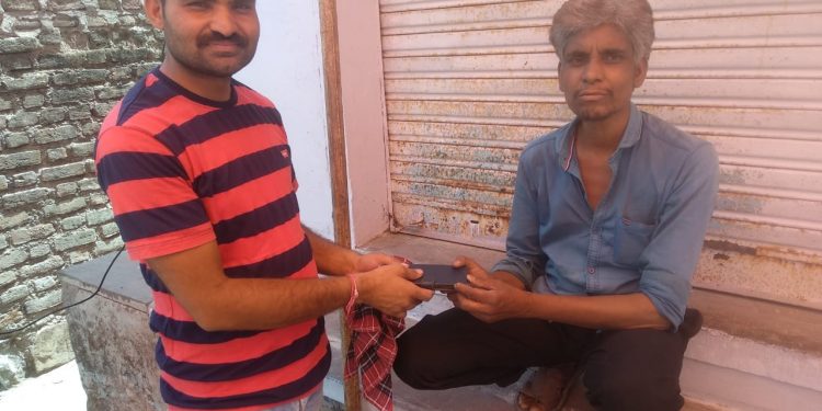 मजदूरी करने वाले व्यक्ति ने दिया ईमानदारी का परिचय।