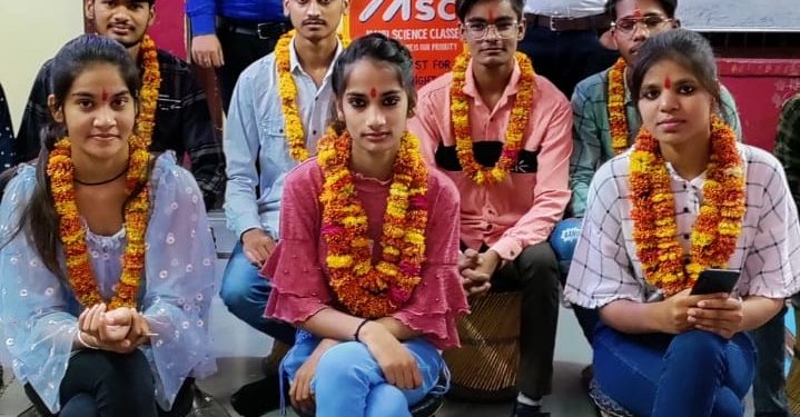 मनु साइंस क्लासेज छबड़ा  ने किया प्रतिभावान विद्यार्थियों का सम्मान –