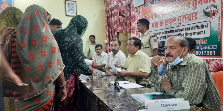 ग्राम पंचायत स्तरीय जनसुनवाई, संभागीय आयुक्त ने पलायथा एवं ठीकरिया में की जनसुनवाई