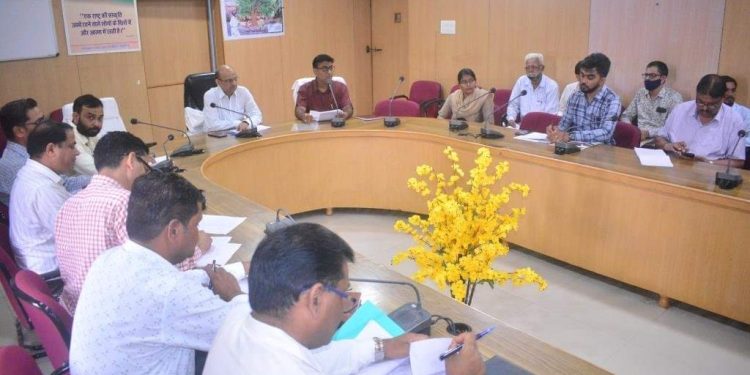 वांछित लक्ष्य पूर्ण करें – कलक्टर बीस सूत्री कार्यक्रम संबंधी समीक्षा बैठक आयोजित