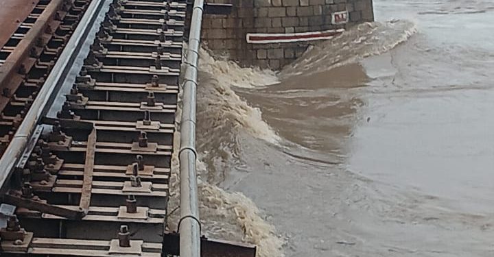 बारां-पार्वती नदी का पुल क्षतिग्रस्त, कोटा-इंदौर ट्रेन रुठियाई में रद्द ।