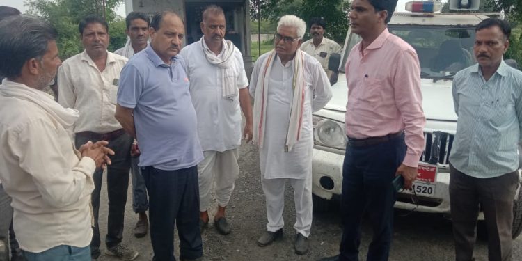 पूर्व विधायक राठौड़ ने उपखंड अधिकारी को साथ लेकर के  छबड़ा के  बाढ़ प्रभावित क्षेत्र  के कई गांवों का किया का दौरा