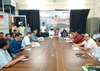 आमजन की समस्याओं की सुनवाई एवं उनके त्वरित निस्तारण के संबंध में शुक्रवार को जिला कलक्टर डॉ. भारती दीक्षित की अध्यक्षता में मिनी सचिवालय स्थित भारत निर्माण राजीव गांधी सेवा केन्द्र के वीसी रूम में जिला स्तरीय जनसुनवाई आयोजित की गई। जनसुनवाई में परिवादियों द्वारा प्रस्तुत प्रार्थना पत्र एवं राजस्थान संपर्क पोर्टल के लंबित् प्रकरणों की विभागवार समीक्षा की गई।