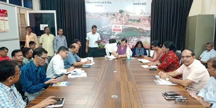 आमजन की समस्याओं की सुनवाई एवं उनके त्वरित निस्तारण के संबंध में शुक्रवार को जिला कलक्टर डॉ. भारती दीक्षित की अध्यक्षता में मिनी सचिवालय स्थित भारत निर्माण राजीव गांधी सेवा केन्द्र के वीसी रूम में जिला स्तरीय जनसुनवाई आयोजित की गई। जनसुनवाई में परिवादियों द्वारा प्रस्तुत प्रार्थना पत्र एवं राजस्थान संपर्क पोर्टल के लंबित् प्रकरणों की विभागवार समीक्षा की गई।