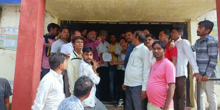 श्री फूल माली समाज के द्वारा आरक्षण की मांग को लेकर माली समाज के द्वारा मुख्यमंत्री के नाम छबड़ा तहसील कार्यालय मे तहसीलदार महोदय जी को ज्ञापन दिया गया जिसमे माली समाज की 11 सूत्रीय मांगों के बारे में बताया गया ओर जिसमें समाज के सभी सदस्य उपस्थिति रहे।।