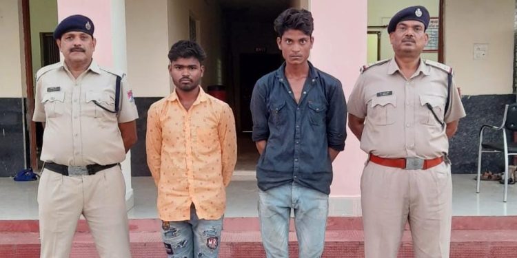 रेलवे का लोहा चुराते दो गिरफ्तार 40 किलो लोहा सहित लोडिंग वाहन की जप्त