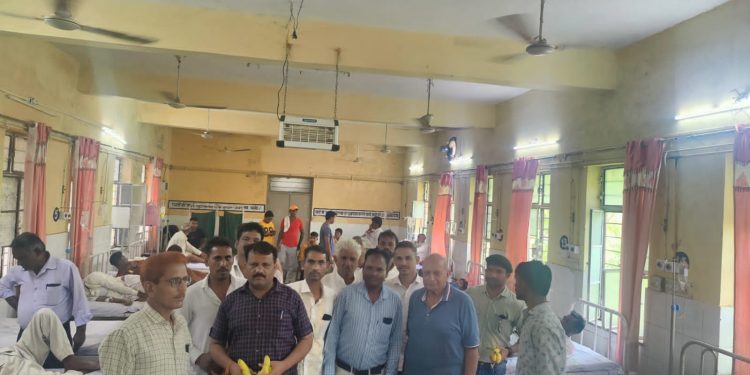 सांसद दुष्यंत सिंह जी के जन्मदिवस पर भाजपा कार्यकर्ताओं ने चिकित्सालय में मरीजों को किए फल वितरण