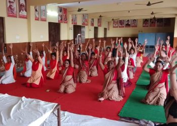 योग सत्र में मातृशक्ति ने सीखे आसन,प्राणायाम व ध्यान की विभिन्न विधाएं स्वतंत्रता के अमृतमोत्सव पर 75 मिनट का विशेष योग सत्र