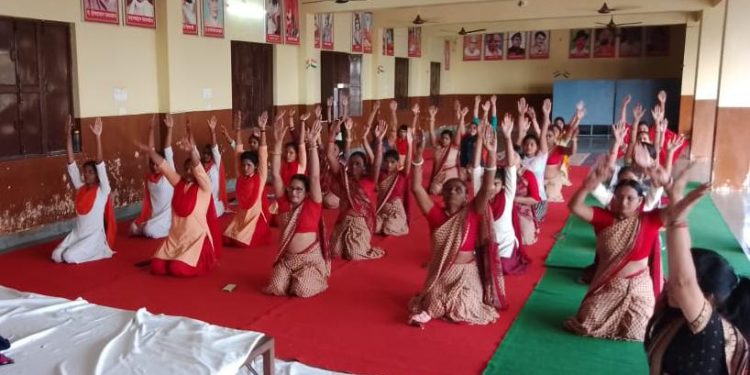 योग सत्र में मातृशक्ति ने सीखे आसन,प्राणायाम व ध्यान की विभिन्न विधाएं स्वतंत्रता के अमृतमोत्सव पर 75 मिनट का विशेष योग सत्र