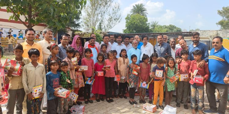 छबड़ा पंचायत समिति के प्रधान  ने अपना जन्मदिवस वनवासी कल्याण परिषद  एवं ग्रामीण आदिवासी  बच्चों  के साथ मनाया