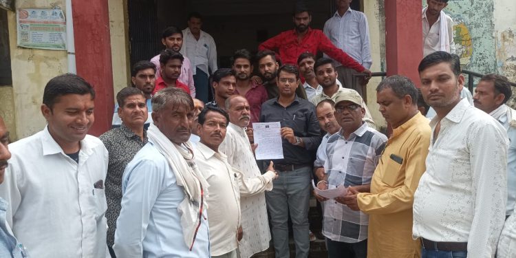 छबड़ा भाजपा किसान मोर्चा के नगर अध्यक्ष नंदकिशोर नागर ने बताया है कि आज खाद्य की किल्लत और किसान पर लाठी बरसाने के विरोध में उपजिला कलेक्टर को ज्ञापन सौंपा