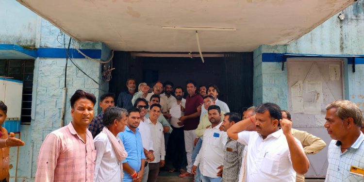 छबड़ा में किसानों को आ रही खाद की किल्लत को लेकर एसडीएम को राज्यपाल के नाम ज्ञापन सौंपा