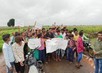 स्कुलो के रिक्त व्यख्याता के पदों की मांगो को लेकर सड़क पर छात्रों ने लगाया जाम