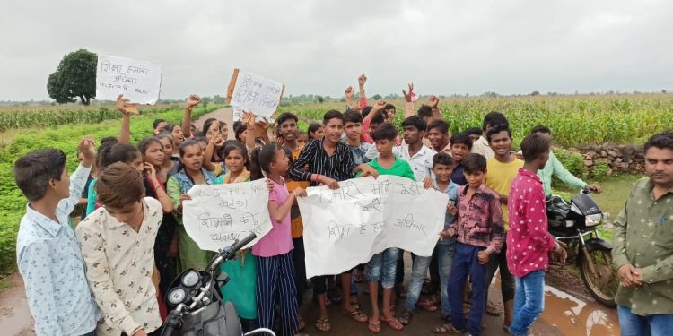 स्कुलो के रिक्त व्यख्याता के पदों की मांगो को लेकर सड़क पर छात्रों ने लगाया जाम