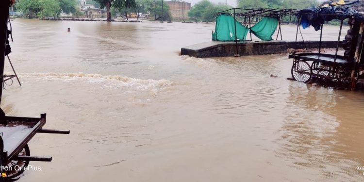 समरानियां क्षेत्र में आपत की बारिश