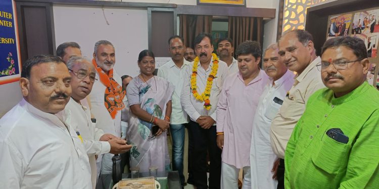 प्रतिभा किसी की मोहताज नहीं होती :सांसद सिंह  सांसद दुष्यंत सिंह ने माल्यार्पण कर मीडिया प्रमुख शर्मा का सम्मान किया