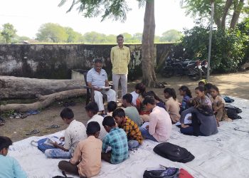 छबड़ा तहसील के भीलवाडा नीचा गाँव के राजकीय उच्च माध्यमिक विद्यालय के खेल मैदान के अतिक्रमण व शिक्षकों की कमी को हटाने को लेकर शनिवार सुबह छात्रों ने विद्यालय के मुख्यद्वार के ताला जड़ दिया व जमकर नारे बाजी की