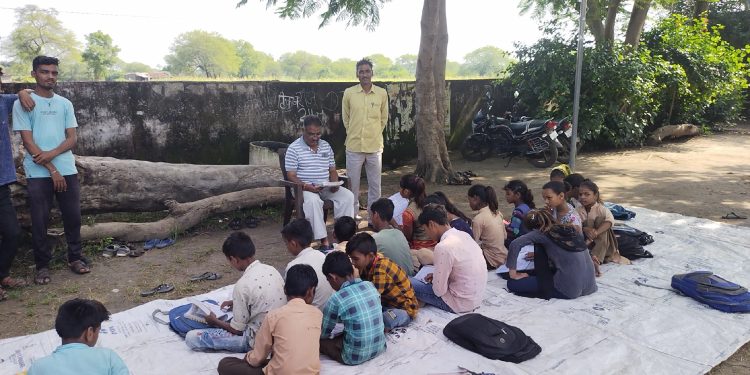 छबड़ा तहसील के भीलवाडा नीचा गाँव के राजकीय उच्च माध्यमिक विद्यालय के खेल मैदान के अतिक्रमण व शिक्षकों की कमी को हटाने को लेकर शनिवार सुबह छात्रों ने विद्यालय के मुख्यद्वार के ताला जड़ दिया व जमकर नारे बाजी की