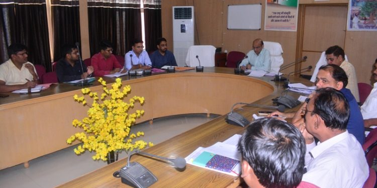 राजस्व अधिकारियों की बैठक आयोजित