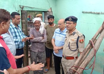 वर्षा से मकान की दीवार गिरी, महिला की हुई मृत्यु कलक्टर ने मौका निरीक्षण कर सहायता का भरोसा दिलाया