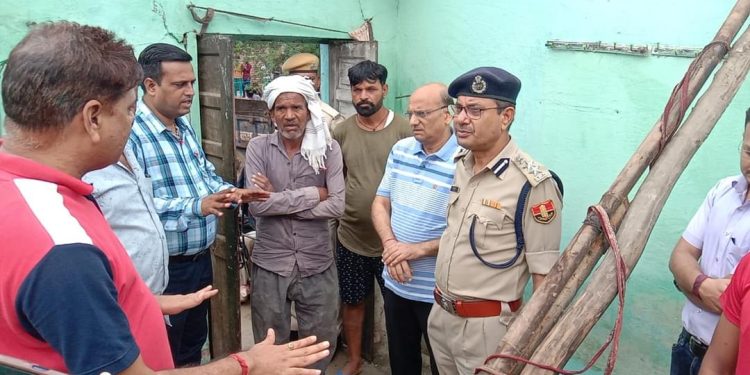 वर्षा से मकान की दीवार गिरी, महिला की हुई मृत्यु कलक्टर ने मौका निरीक्षण कर सहायता का भरोसा दिलाया