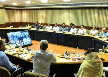 मुख्यमंत्री कार्यालय में दीपावली पर्व के आयोजन की तैयारियों को लेकर समीक्षा बैठक ली। प्रकाश और स्वच्छता का यह दीपावली पर्व समाज में साम्प्रदायिक सौहार्द, प्रेम और भाई-चारे का संदेश देता है। कोरोना के पिछले दो साल के बाद इस बार यह पर्व प्रदेशवासियों के लिए उल्लास और खुशियों भरा हो, इसके लिए राज्य सरकार आमजन के साथ मिलकर त्यौहार मनाएगी। पूरे प्रदेश में सजावट व रोशनी तथा विशेष आयोजन किये जाएंगे, ताकि कोविड-19 से फीके हुए त्यौहार में फिर से चमक नजर आए।