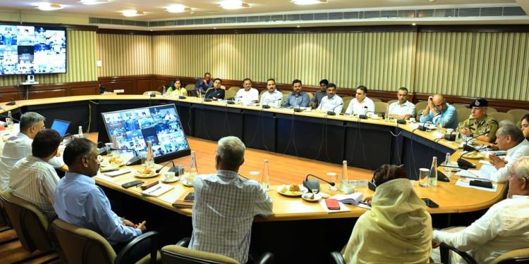 मुख्यमंत्री कार्यालय में दीपावली पर्व के आयोजन की तैयारियों को लेकर समीक्षा बैठक ली। प्रकाश और स्वच्छता का यह दीपावली पर्व समाज में साम्प्रदायिक सौहार्द, प्रेम और भाई-चारे का संदेश देता है। कोरोना के पिछले दो साल के बाद इस बार यह पर्व प्रदेशवासियों के लिए उल्लास और खुशियों भरा हो, इसके लिए राज्य सरकार आमजन के साथ मिलकर त्यौहार मनाएगी। पूरे प्रदेश में सजावट व रोशनी तथा विशेष आयोजन किये जाएंगे, ताकि कोविड-19 से फीके हुए त्यौहार में फिर से चमक नजर आए।