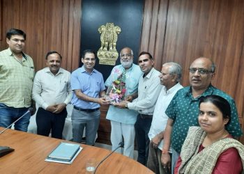 दीपावली पर व्यापारी अपने श्रमिकों को चिरंजीवी योजना में जुड़ने के लिए प्रीमियम राशि देने में करें सहयोगः जिला कलेक्टर  शुद्ध के लिए युद्ध अभियान के संबंध में व्यापार संघ के प्रतिनिधियों के साथ बैठक आयोजित