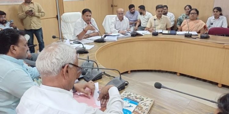 जनहित के कार्याें को गति दें- प्रमोद जैन भाया, खान व गोपालन मंत्री ने अधिकारियों को समीक्षा बैठक में दिए निर्देश