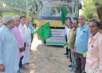 प्रगतिशील कृषकों के फार्म पर भ्रमण कर सीख रहे कृषि की उन्नत तकनीकें