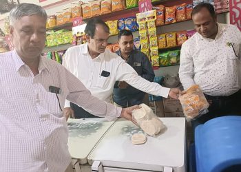 अवधि पार 55 किलो रसगुल्ला और पांच किलो नमकीन नष्ट करवाई  शुद्ध के लिए युद्ध अभियान  जांच के लिए छह सैम्पल लिए  असत्यापित काटे व पैकिंग लाइसेंस नहीं होने पर 25 हजार का जुर्माना